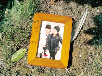 爆炸發(fā)生后，散落在外的物品