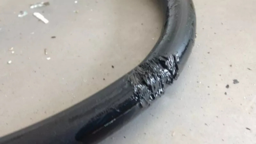 消防鑒證科檢查煤氣桶輸送管，發(fā)現(xiàn)有被老鼠撕咬的痕跡。（馬來西亞《星洲日?qǐng)?bào)》）